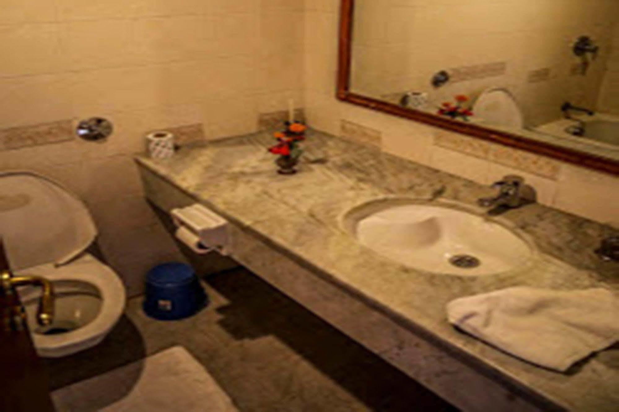 Hotel Lumbini Garden New Crystal Exterior foto