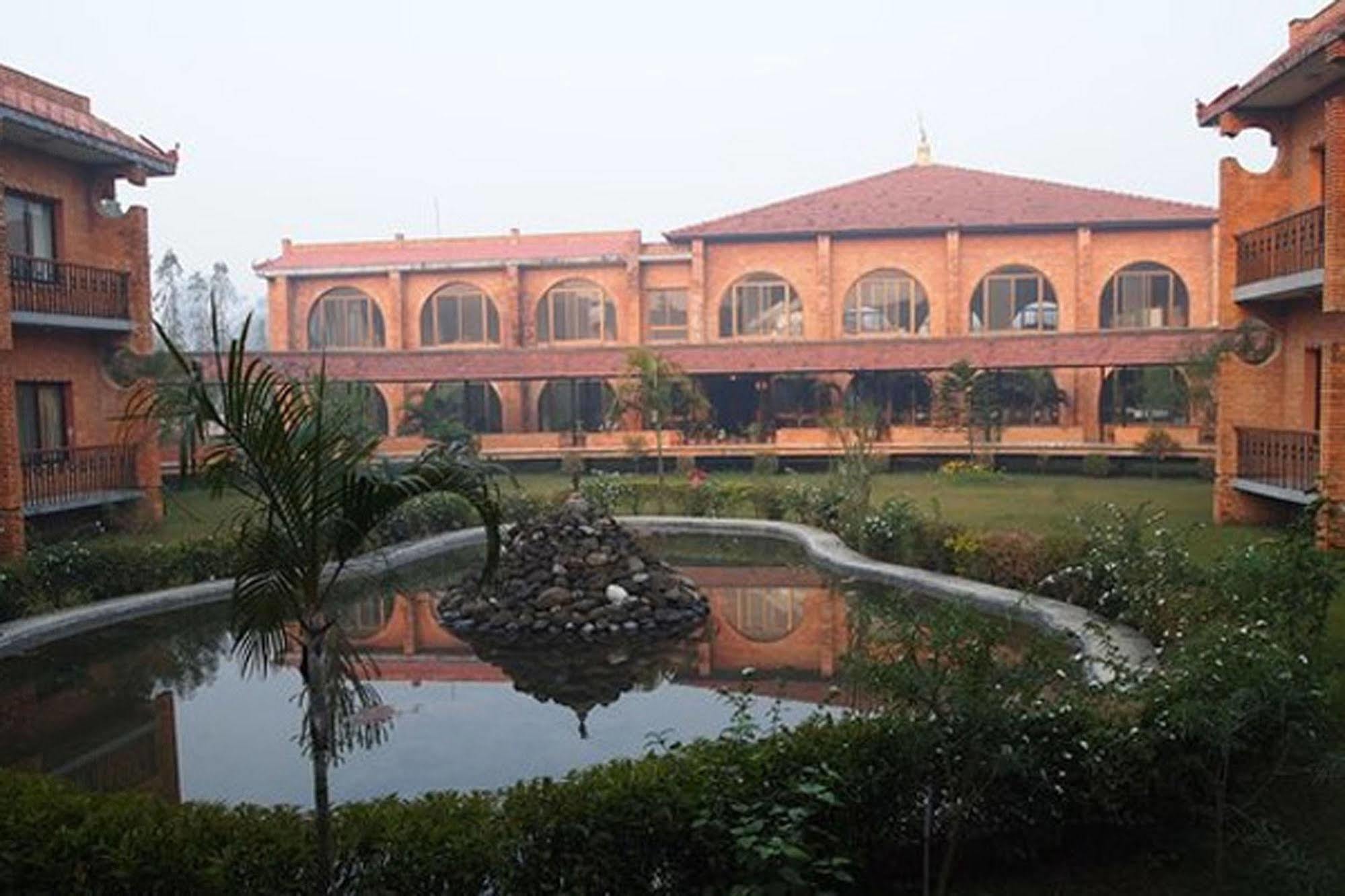Hotel Lumbini Garden New Crystal Exterior foto