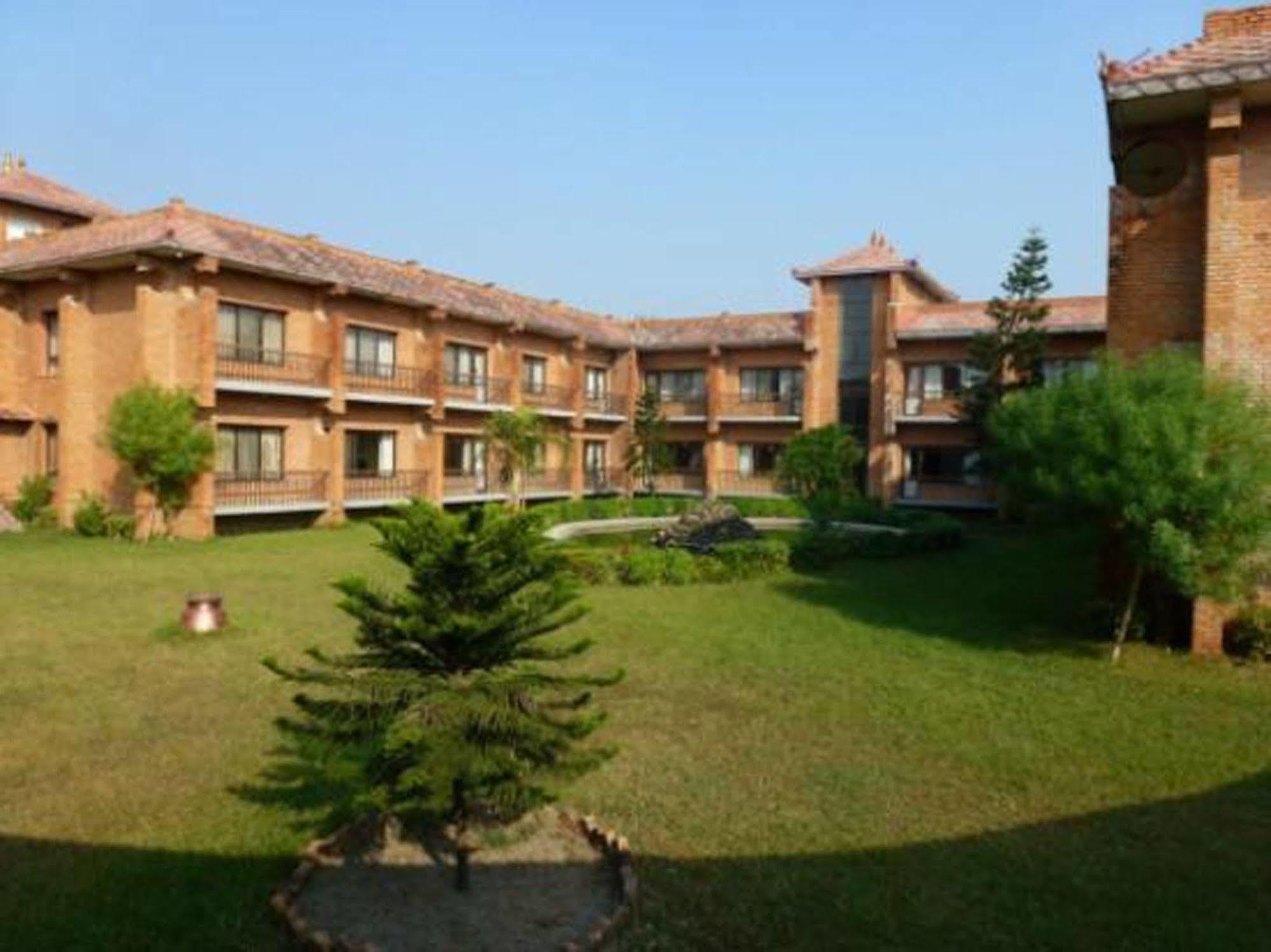Hotel Lumbini Garden New Crystal Exterior foto